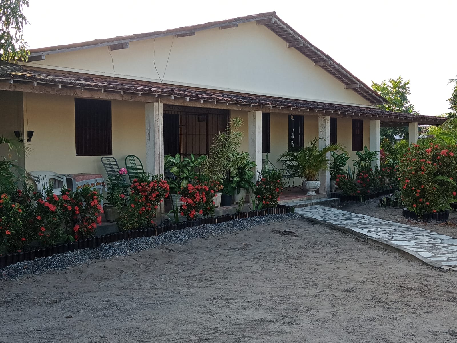 Heitel Santiago, Formation House