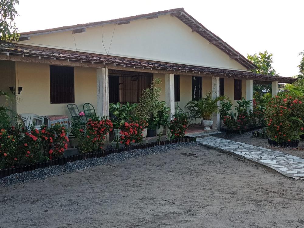 Heitel Santiago, Formation House